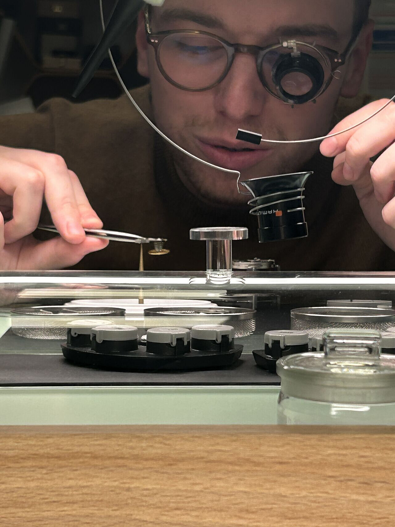 Hamilton × APH : quatre heures dans le mouvement H-50 Participant de la masterclass Hamilton manipulant les composants du calibre H-50 à l'Atelier Parisien d'Horlogerie