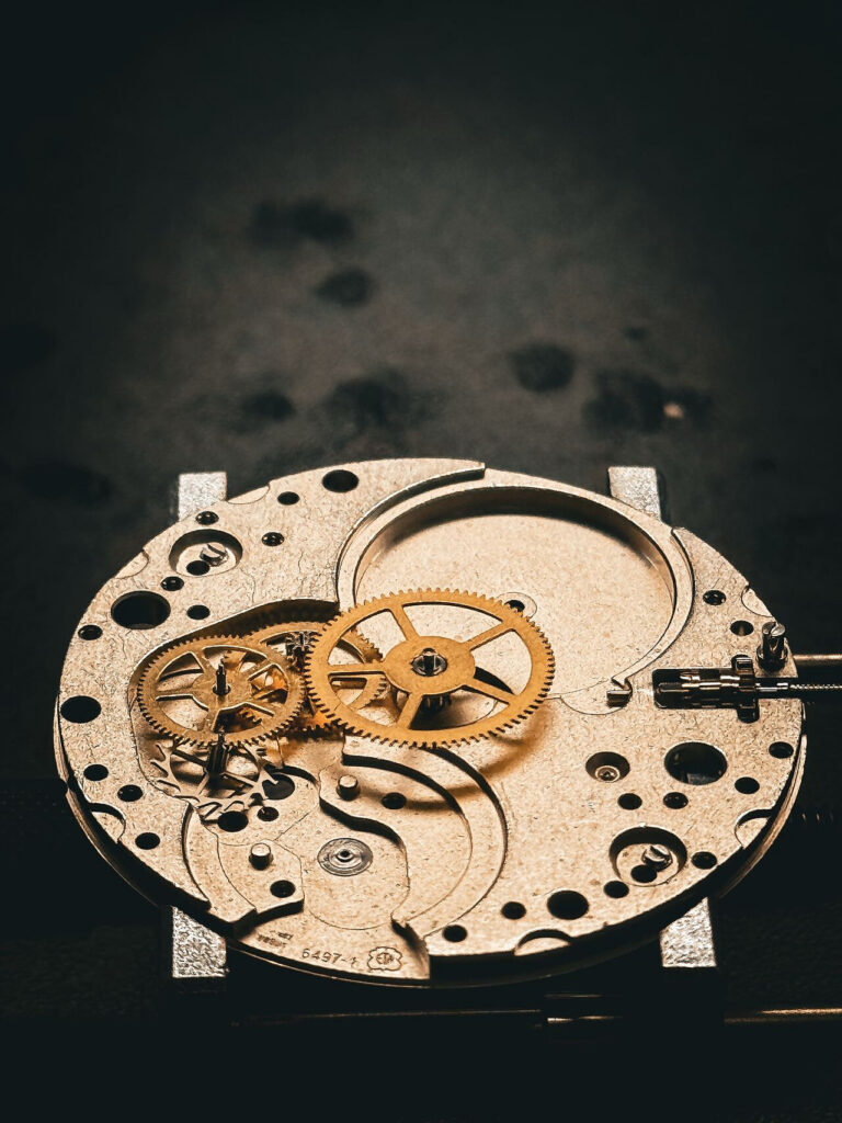 Hamilton × APH : quatre heures dans le mouvement H-50 Masterclass horlogère Hamilton à l’Atelier Parisien d’Horlogerie