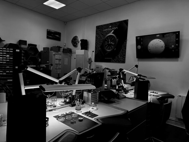 Hamilton × APH : quatre heures dans le mouvement H-50 Masterclass horlogère Hamilton à l’Atelier Parisien d’Horlogerie