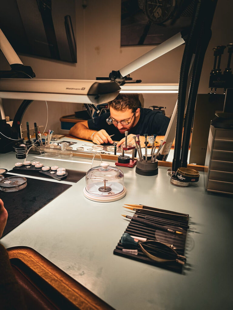 Hamilton × APH : quatre heures dans le mouvement H-50 Masterclass horlogère Hamilton à l’Atelier Parisien d’Horlogerie