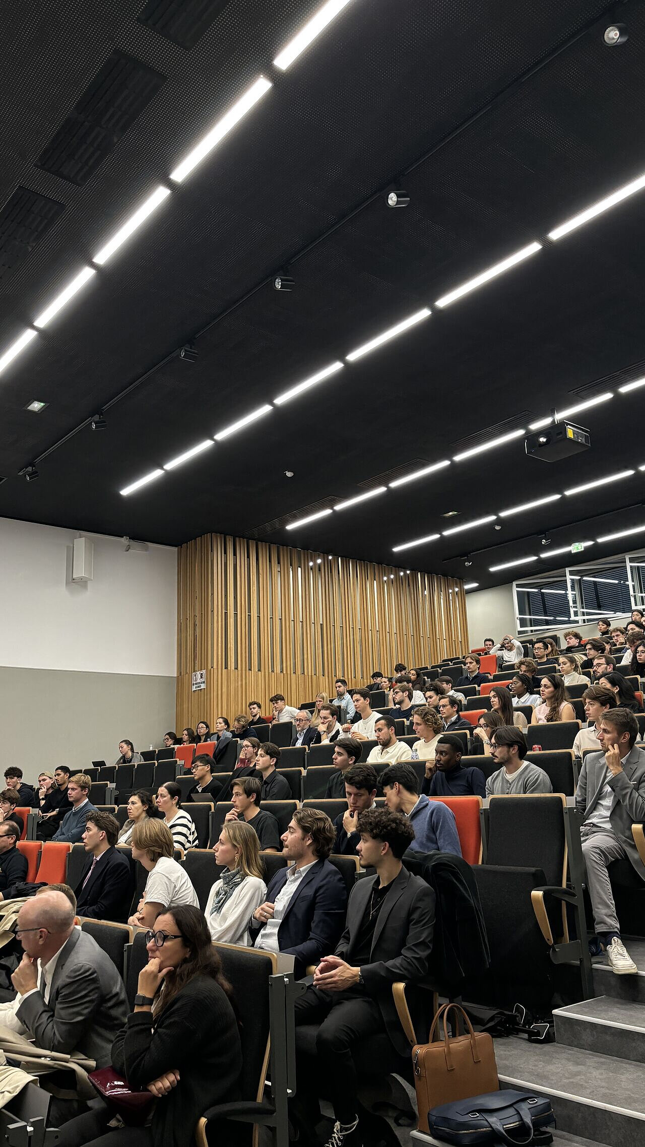 Amphithéâtre de l'IÉSEG rempli pour la conférence Audemars Piguet du WCBS