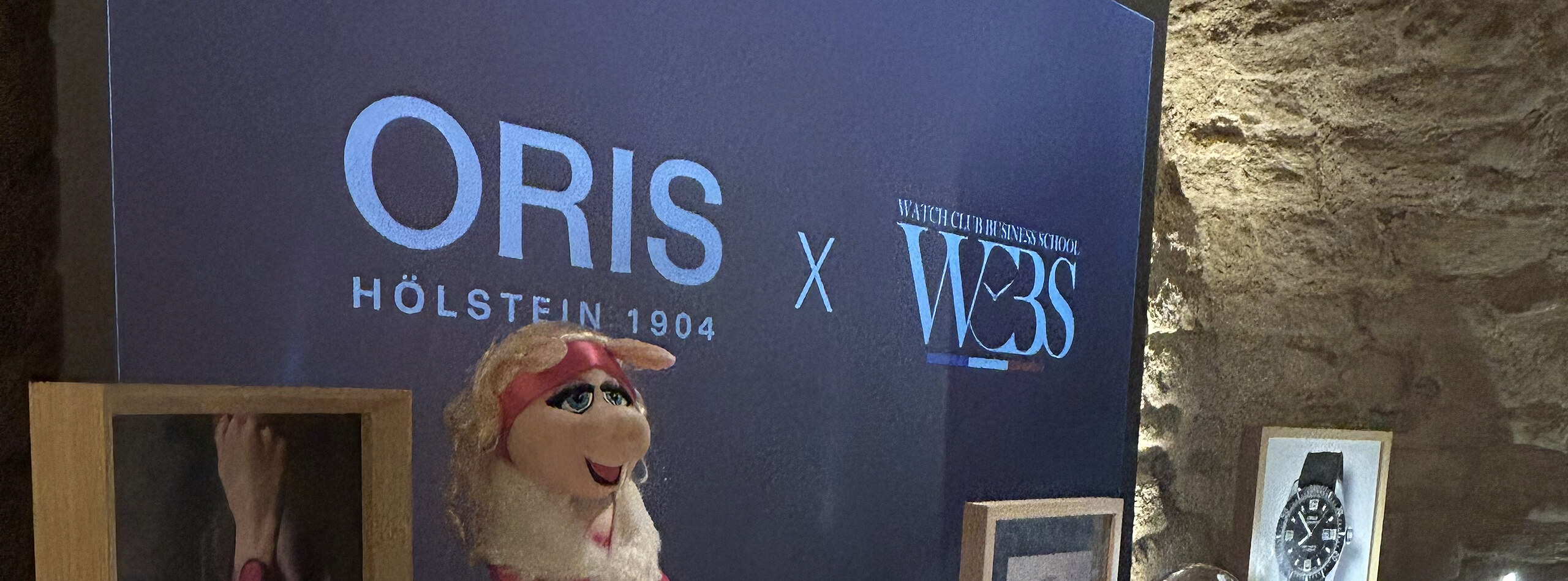 Bannière Oris × WCBS dans la cave voûtée de la soirée Oris et Campari France