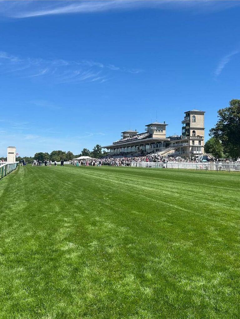 Longines × WCBS au Prix de Diane Les tribunes de l’hippodrome de Chantilly
