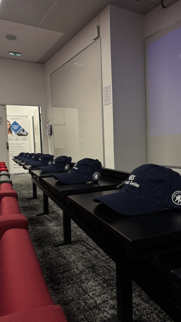 La salle de conf&eacute;rence du campus EDHEC de Paris avant l&rsquo;arriv&eacute;e des participants