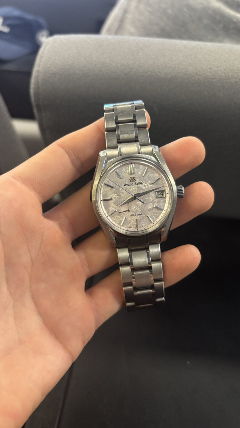 Une Grand Seiko pr&eacute;sent&eacute;e en main lors de la conf&eacute;rence