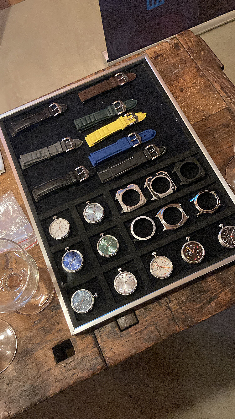 Hegid : l'horlogerie évolutive Plateau de capsules, boîtiers et bracelets Hegid présentés pendant la soirée