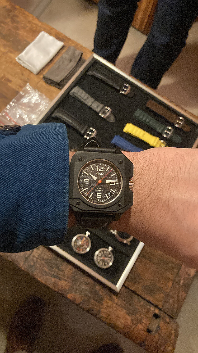 Hegid : l'horlogerie évolutive Une Hegid au poignet, capsule noire sur bracelet bleu