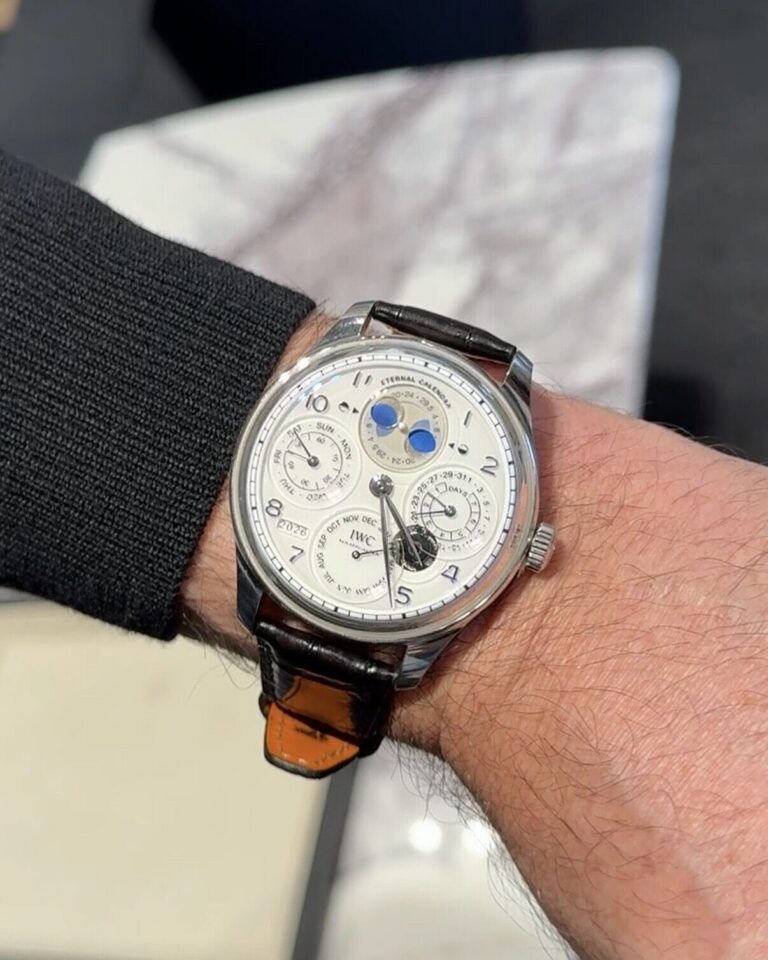 Montre IWC Eternal Calendar essayée au poignet pendant l’atelier