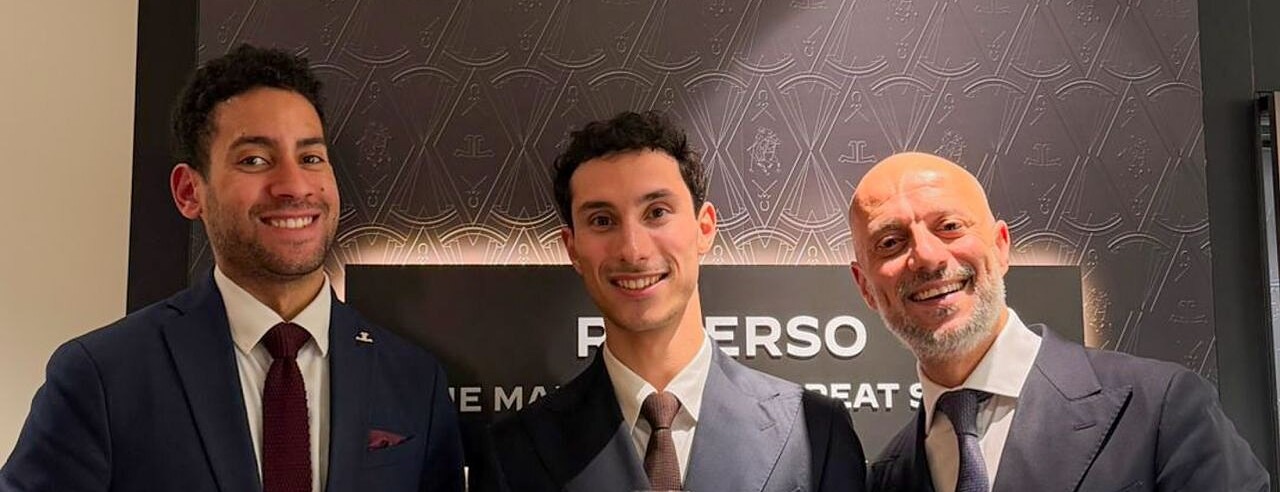 Trois membres du WCBS souriants devant le mur Reverso, lors de la soirée Jaeger-LeCoultre place Vendôme