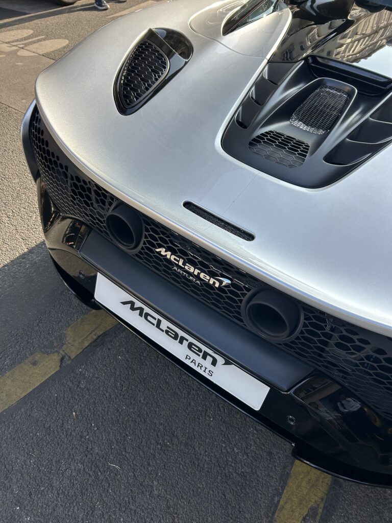 Détail de la face avant de la McLaren aux couleurs de McLaren Paris