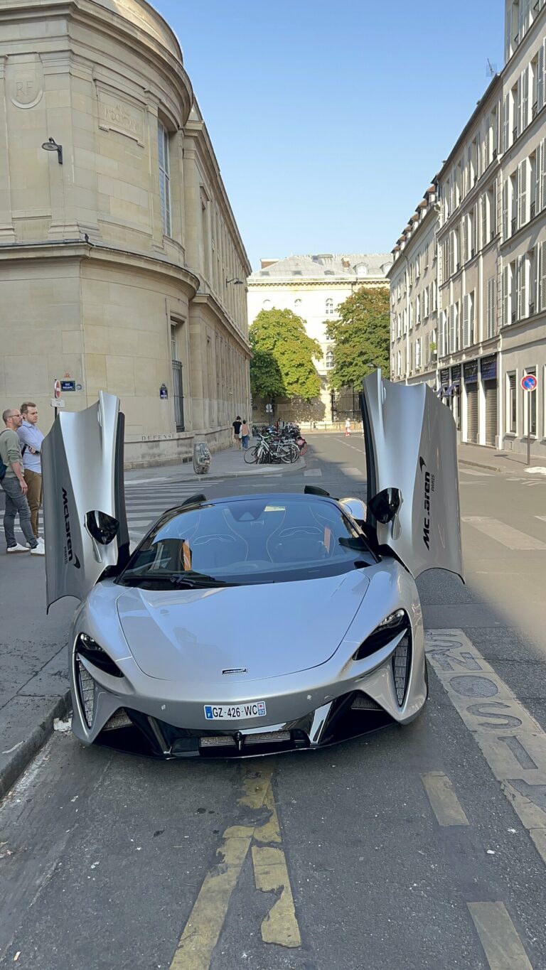 McLaren garée portes ouvertes rue Madame devant le salon d’Antoine de Macédo
