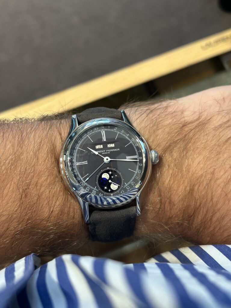 Laurent Ferrier à phase de lune portée au poignet