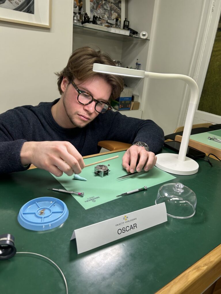 Atelier avec Objectif Horlogerie Participant du WCBS remontant un mouvement pendant l'atelier Objectif Horlogerie
