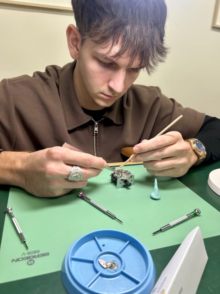 Atelier avec Objectif Horlogerie Participant du WCBS à l'établi pendant l'atelier Objectif Horlogerie
