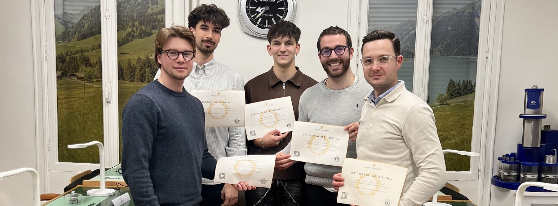 Atelier avec Objectif Horlogerie Les participants du WCBS avec leur certificat, à l'issue de l'atelier Objectif Horlogerie
