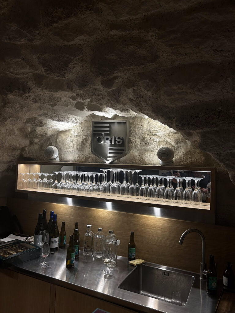 La cave vo&ucirc;t&eacute;e de Campari France, bar &eacute;clair&eacute; sur toute sa longueur