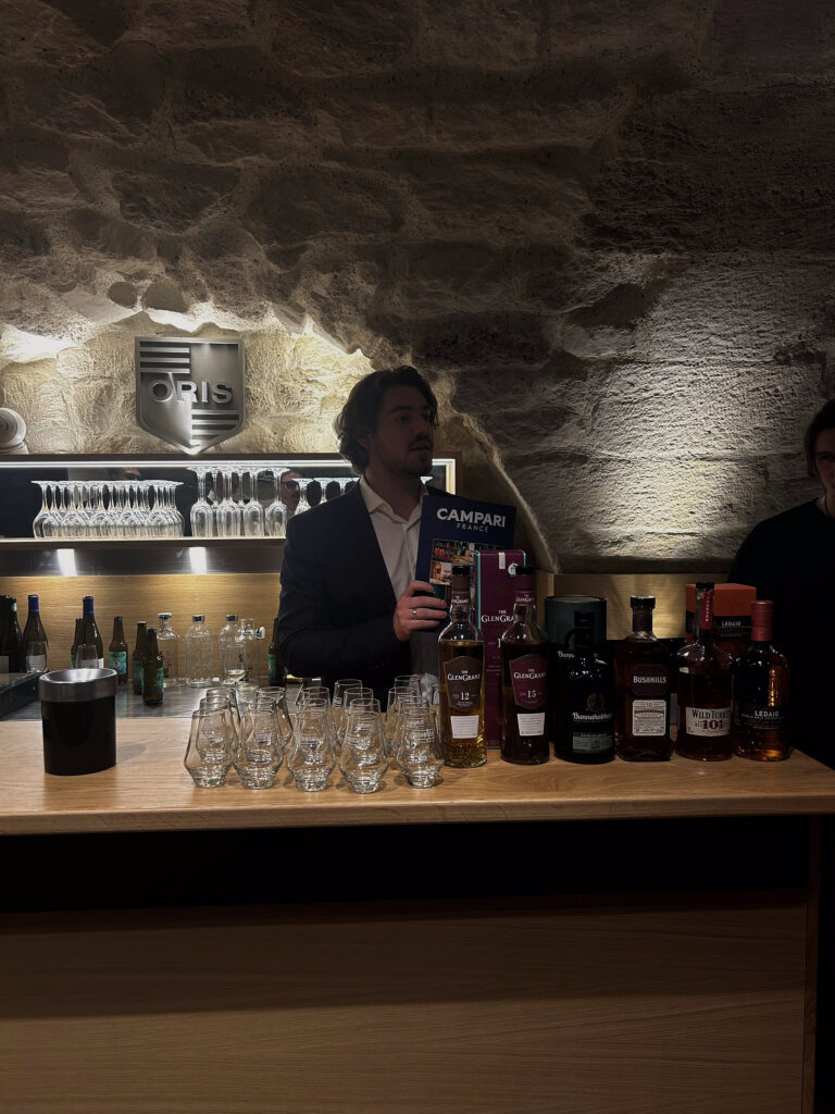 Les &eacute;quipes de Campari France derri&egrave;re le bar pendant la d&eacute;gustation