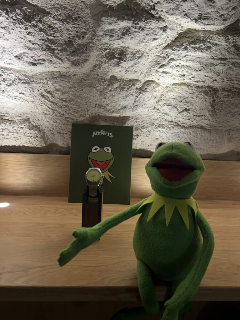 Figurine de Kermit sur le bar de la d&eacute;gustation Campari
