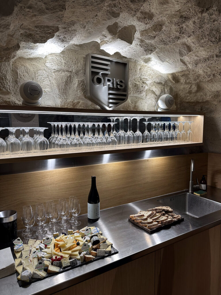 Logo Oris grav&eacute; dans la pierre au-dessus du bar de la cave