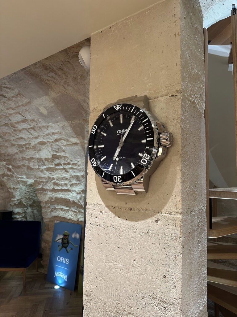 Montre de plong&eacute;e Oris expos&eacute;e sur un pilier de pierre