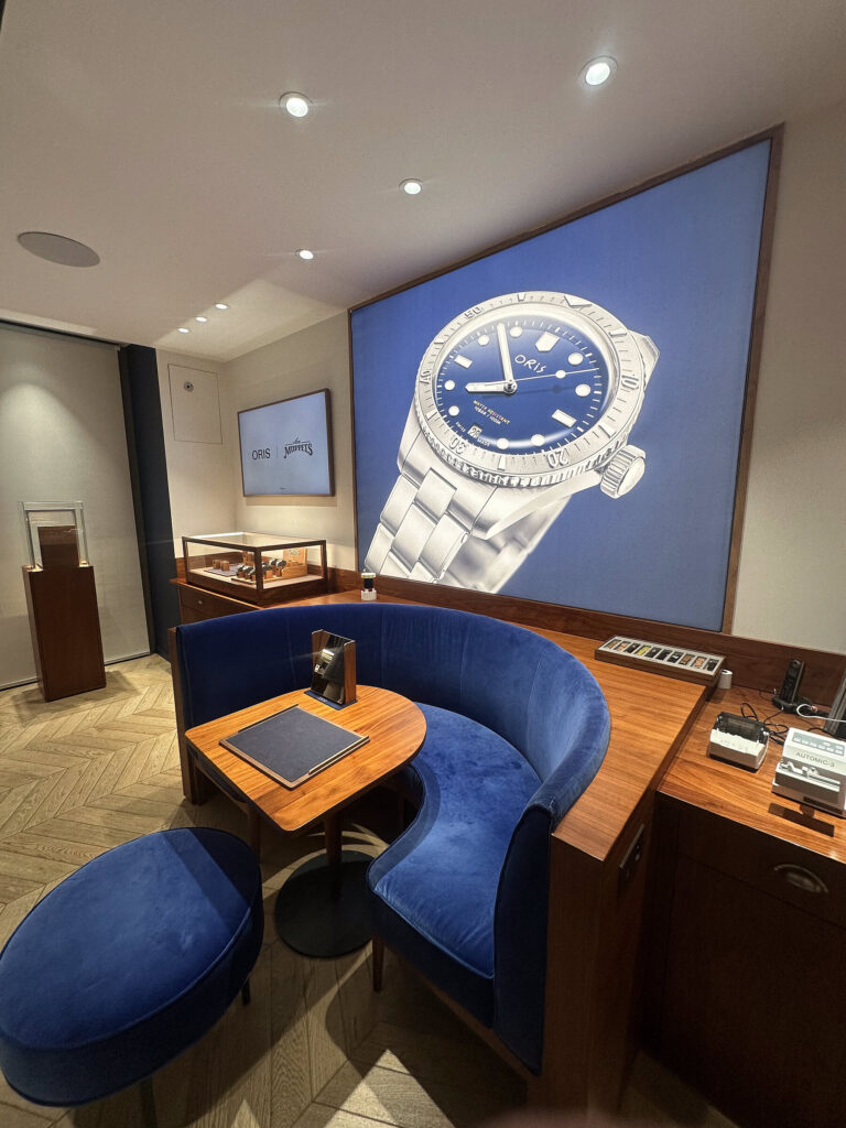 Salon de la soir&eacute;e avec une montre Oris pr&eacute;sent&eacute;e &agrave; l&rsquo;&eacute;cran