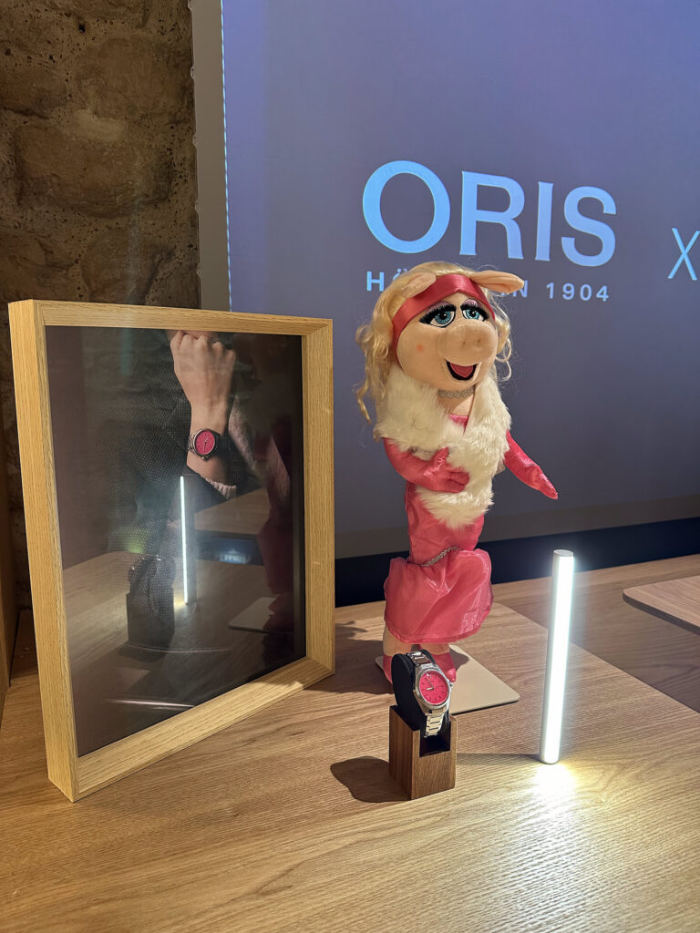La ProPilot X Miss Piggy Edition et sa figurine au premier plan