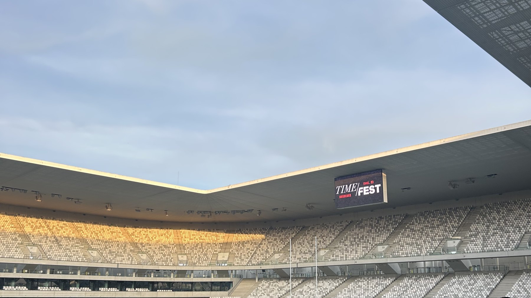 Le Stade Atlantique de Bordeaux pendant le Time Fest, l'écran géant affichant TimeFest Bordeaux vol. 3