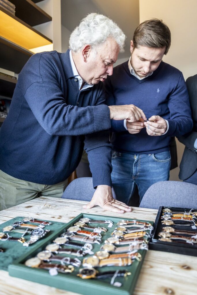 Soirée Watchfid : la Collezione Privata Deux adhérents du WCBS examinant une montre au poignet, soirée Watchfid
