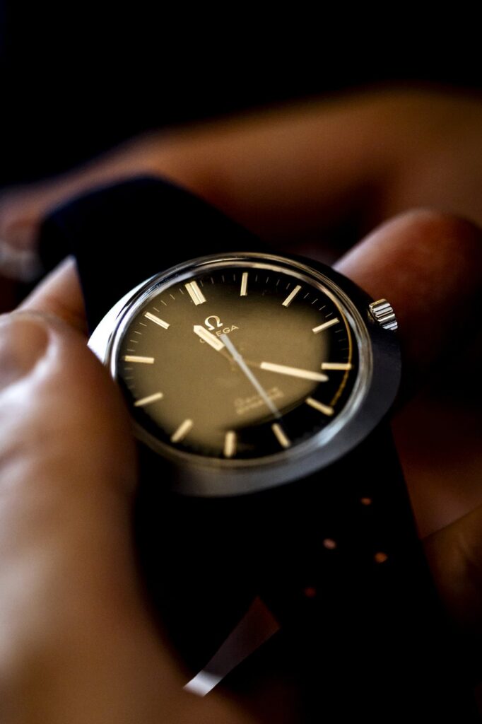 Soirée Watchfid : la Collezione Privata Gros plan sur une montre Omega vintage tenue en main, soirée Watchfid