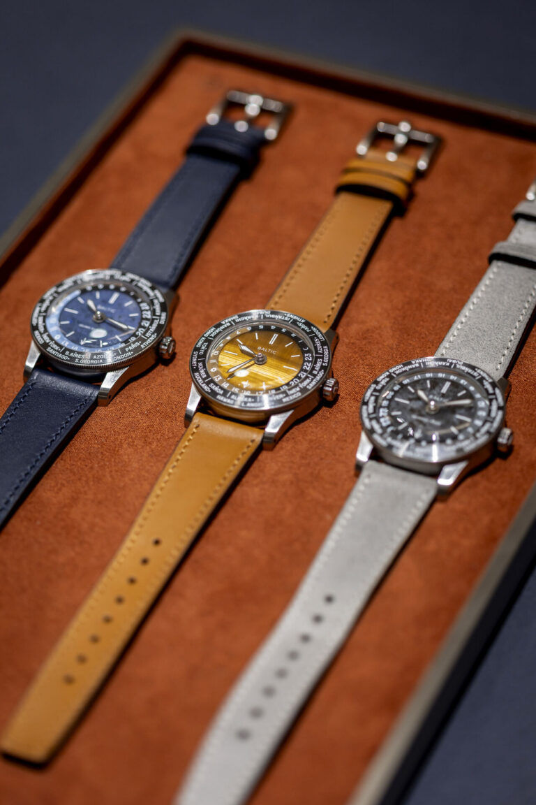 Soirée Baltic : les Heures du Monde Trois montres Baltic présentées sur un plateau de cuir