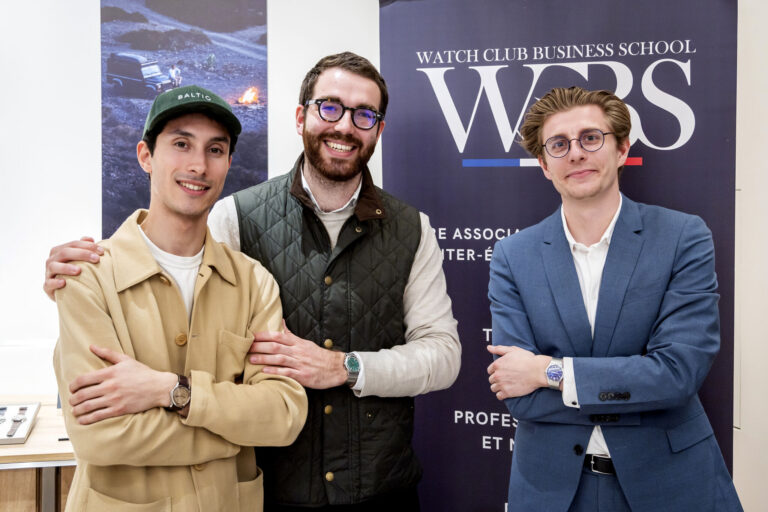 Soirée Baltic : les Heures du Monde Membres du WCBS devant le kakémono de l'association lors de la soirée Baltic