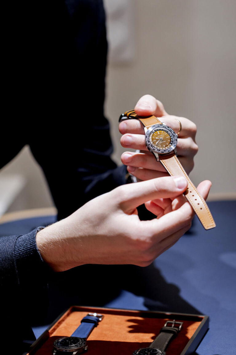 Soirée Baltic : les Heures du Monde Manipulation d'une montre Baltic et de son bracelet pendant la soirée