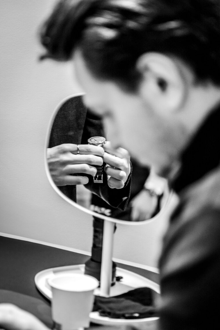 Soirée Baltic : les Heures du Monde Observation d'une montre à la loupe pendant la soirée Baltic