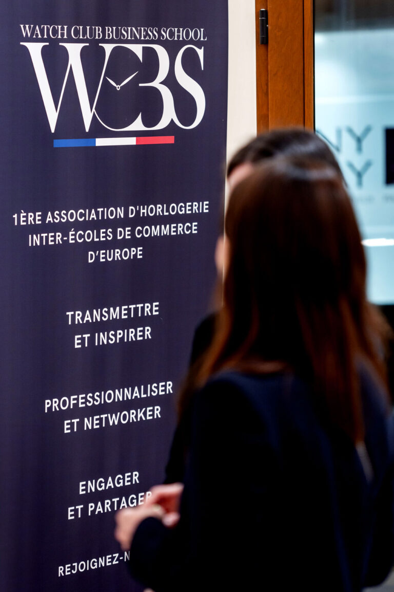 Soirée Baltic : les Heures du Monde Kakémono du Watch Club Business School installé pour la soirée Baltic