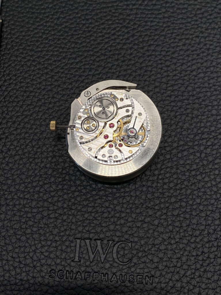 Mouvement IWC posé sur du cuir noir pendant la masterclass