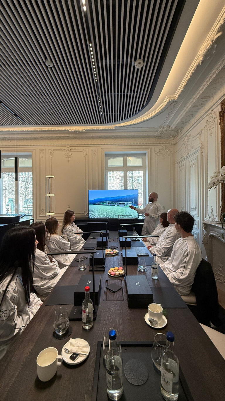 Participants réunis autour de la table pendant l'atelier horloger IWC