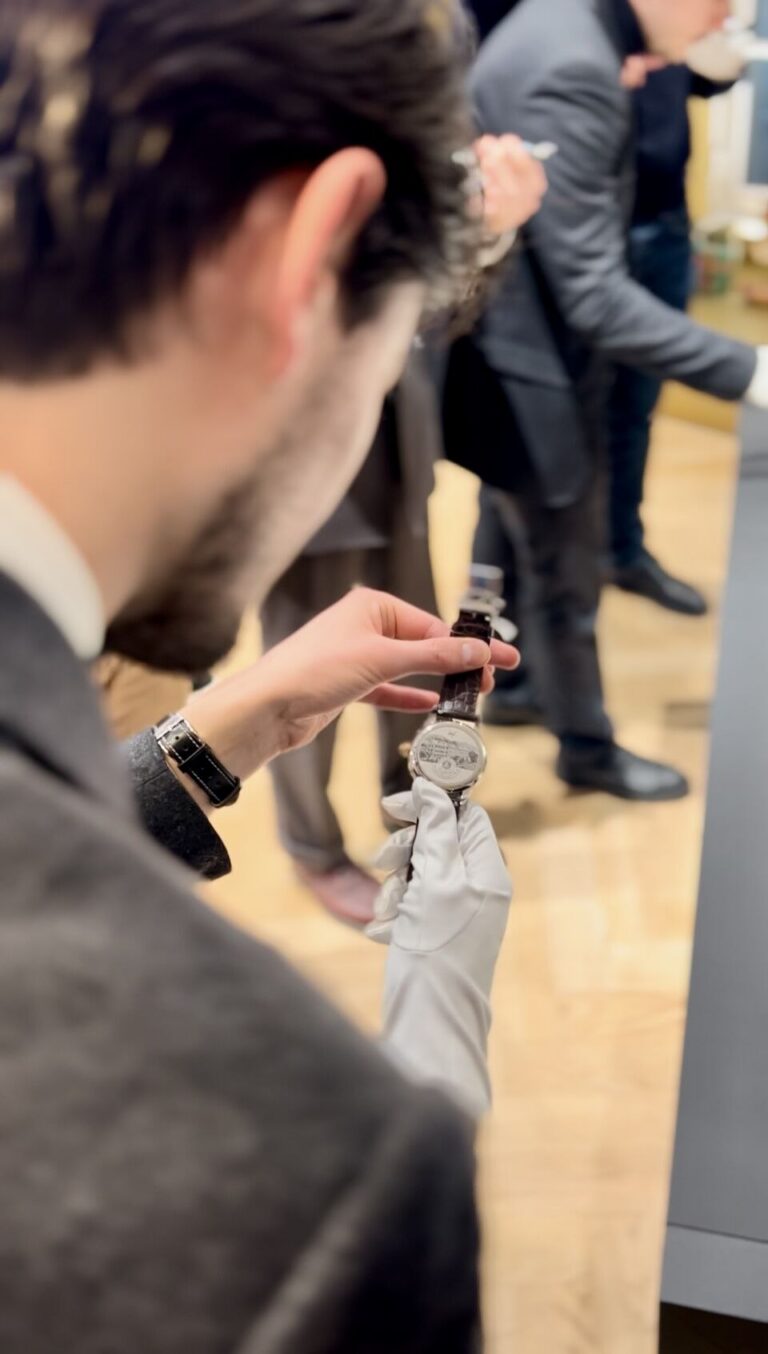 Présentation d'une montre Montblanc avec gants blancs au flagship des Champs-Élysées