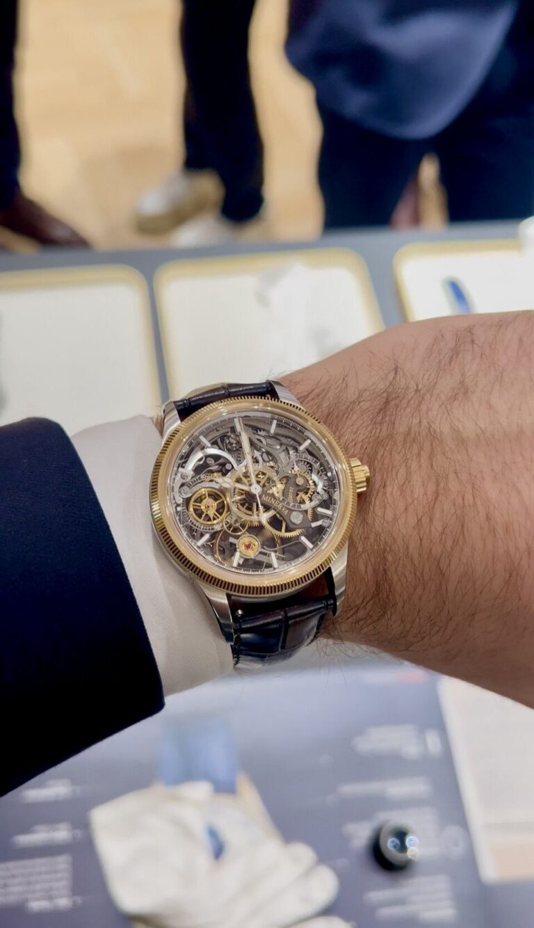 Chronographe squelette Montblanc en or et acier porté au poignet lors de la soirée