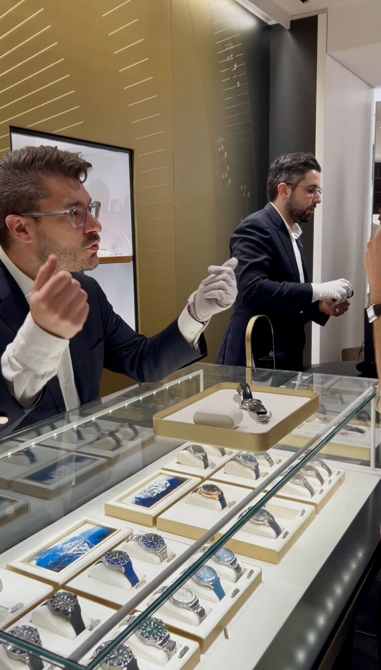 Conseillers Montblanc présentant les montres devant la vitrine du flagship des Champs-Élysées