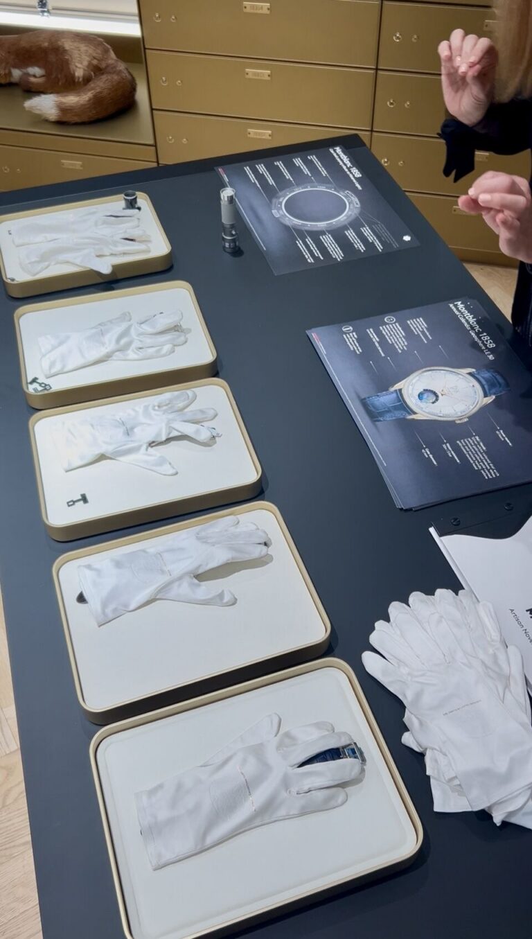 Plateau de présentation et gants blancs préparés pour la soirée Montblanc