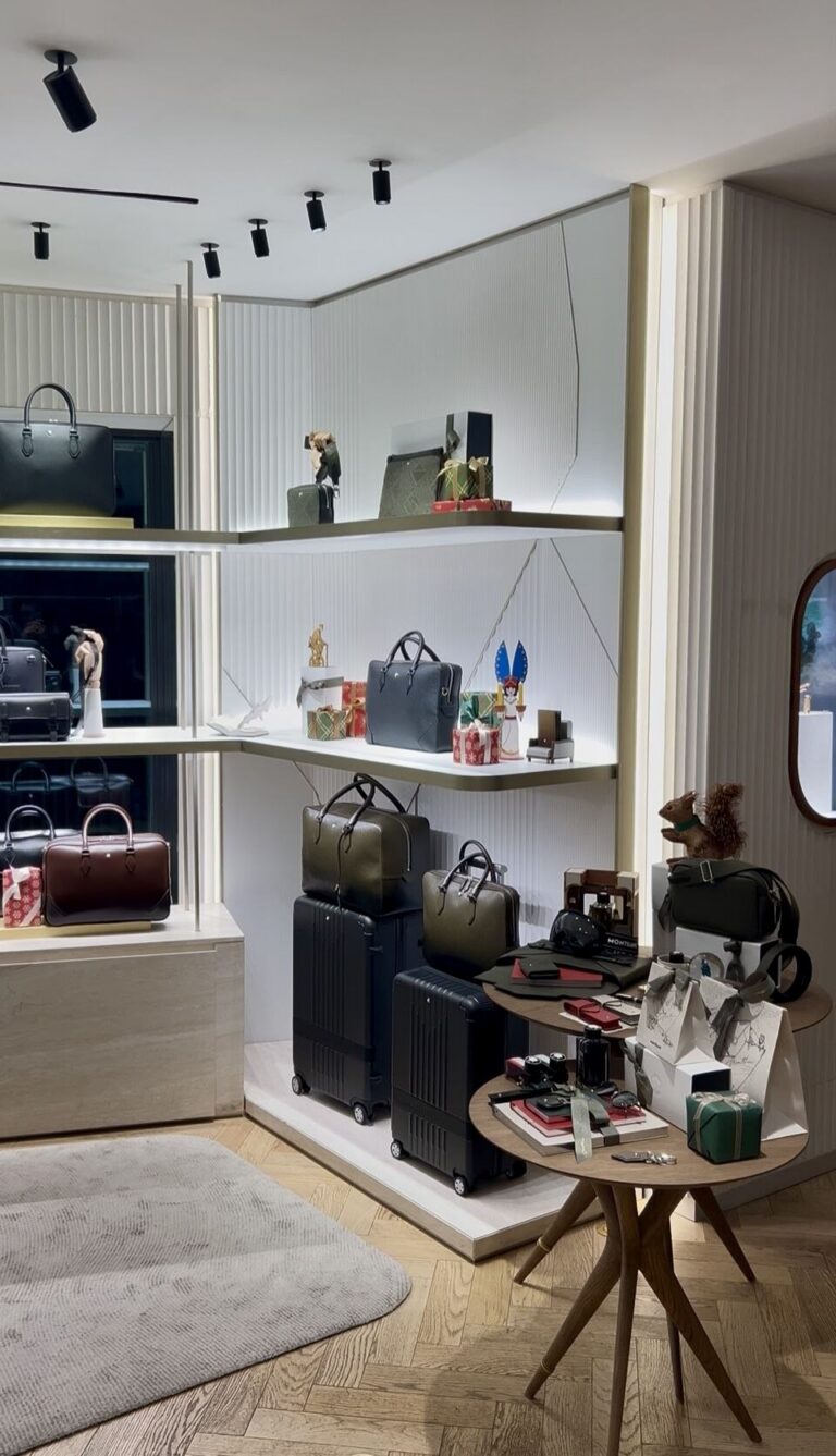 Intérieur de la boutique Montblanc des Champs-Élysées