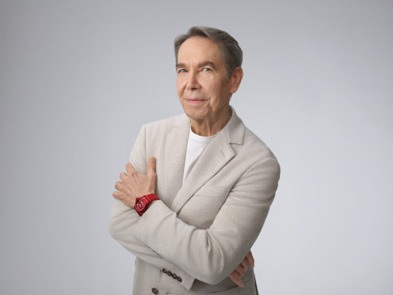 Jeff Koons portant la Classic Fusion Balloon Dog rouge