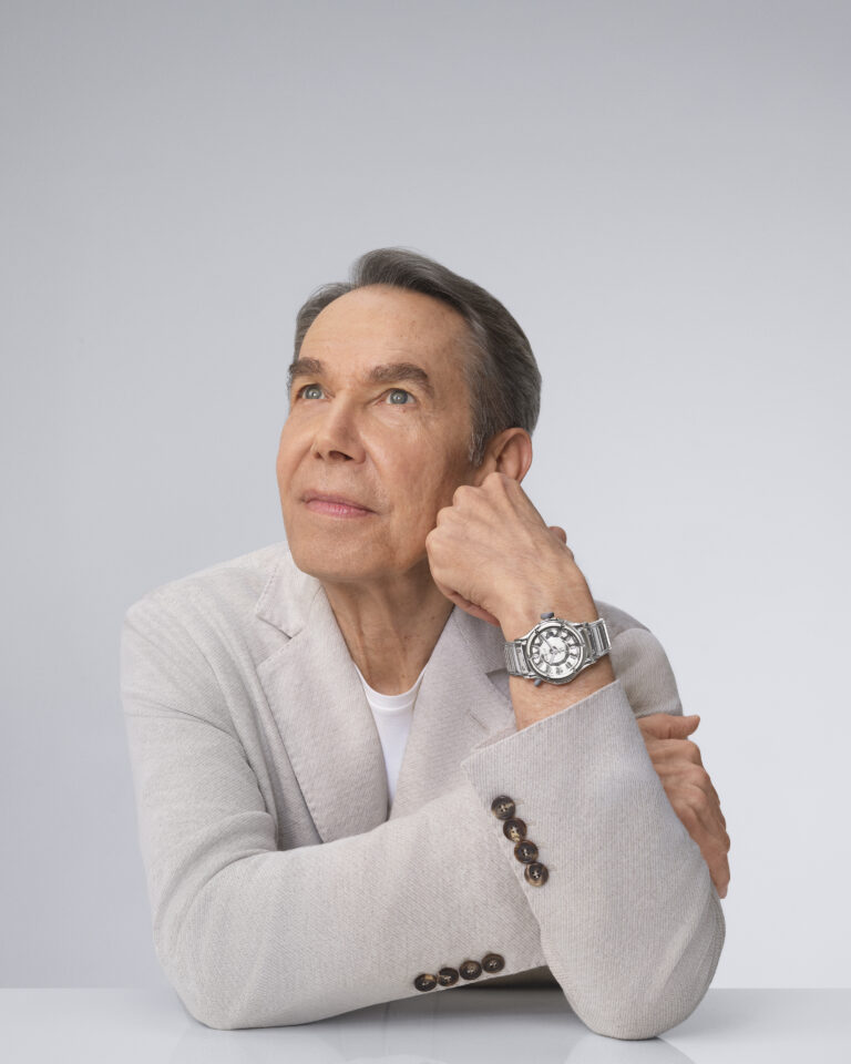 Jeff Koons portant la Classic Fusion Balloon Dog argentée