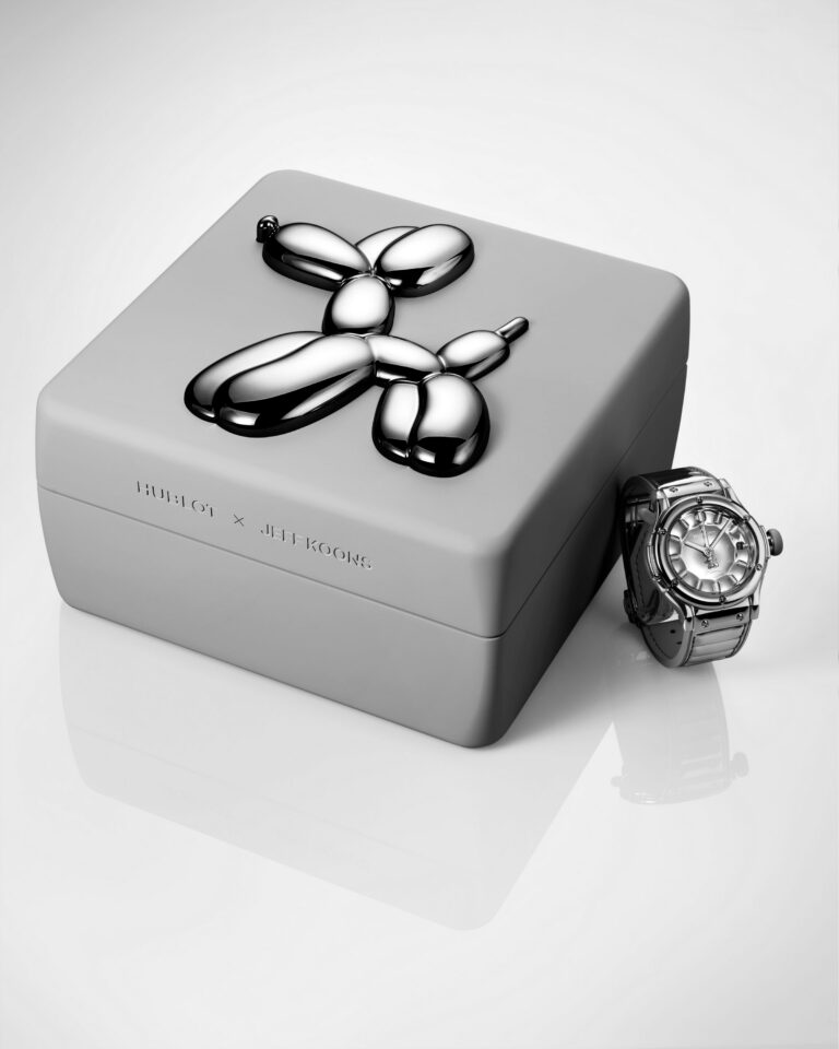 La Hublot Classic Fusion Balloon Dog argentée et son écrin surmonté d’un chien chromé
