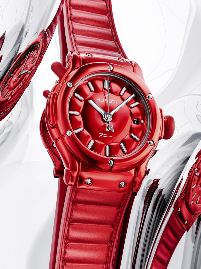 La Classic Fusion Balloon Dog rouge en aluminium anodisé et son bracelet aux volumes rembourrés