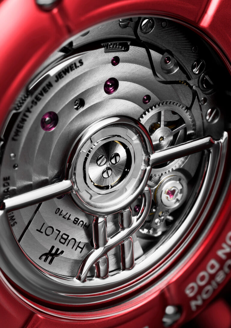 Le calibre HUB1710 et sa masse oscillante à effet gonflé, vu par le fond de la version rouge