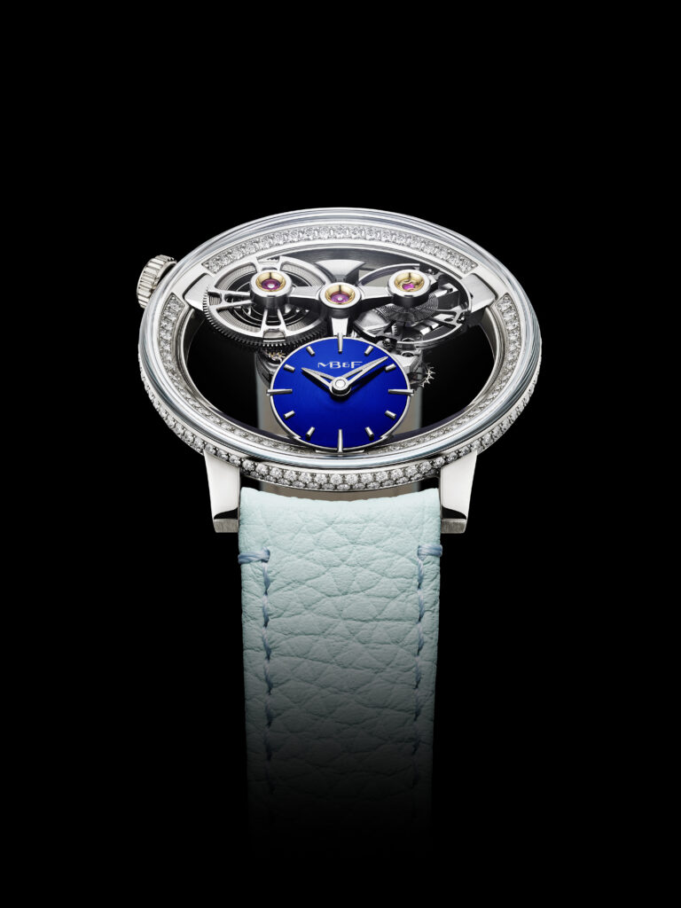 MB&F SP One Pavée : 255 diamants pour souligner une architecture La MB&F SP One Pavée de face, 255 diamants sertis sur le rehaut, la carrure et la couronne