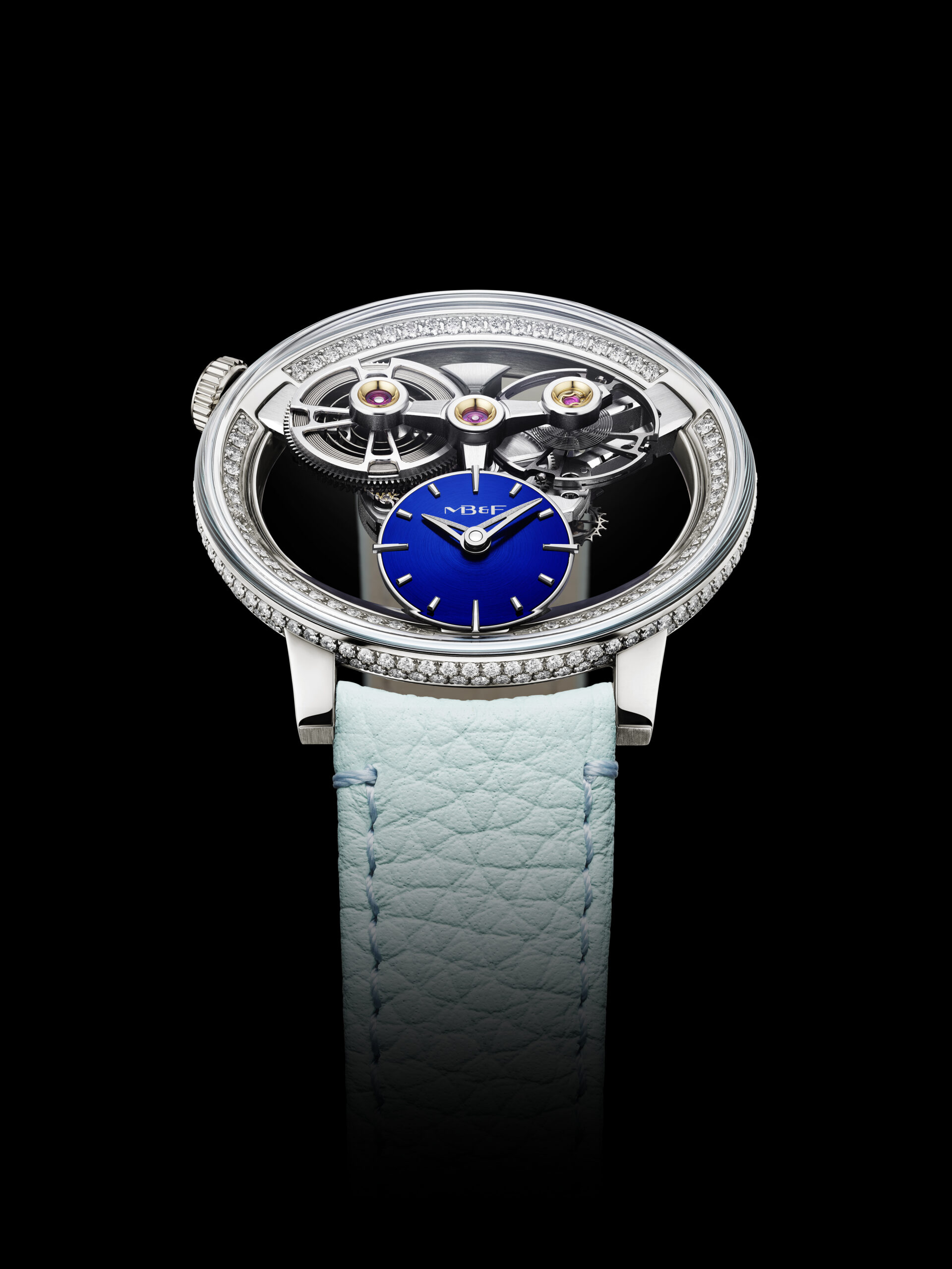 La MB&F SP One Pavée de face, 255 diamants sertis sur le rehaut, la carrure et la couronne