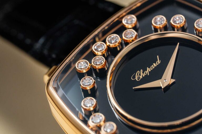 Chopard Happy Diamonds Heritage Détail des Happy Diamonds suspendus entre deux glaces saphir