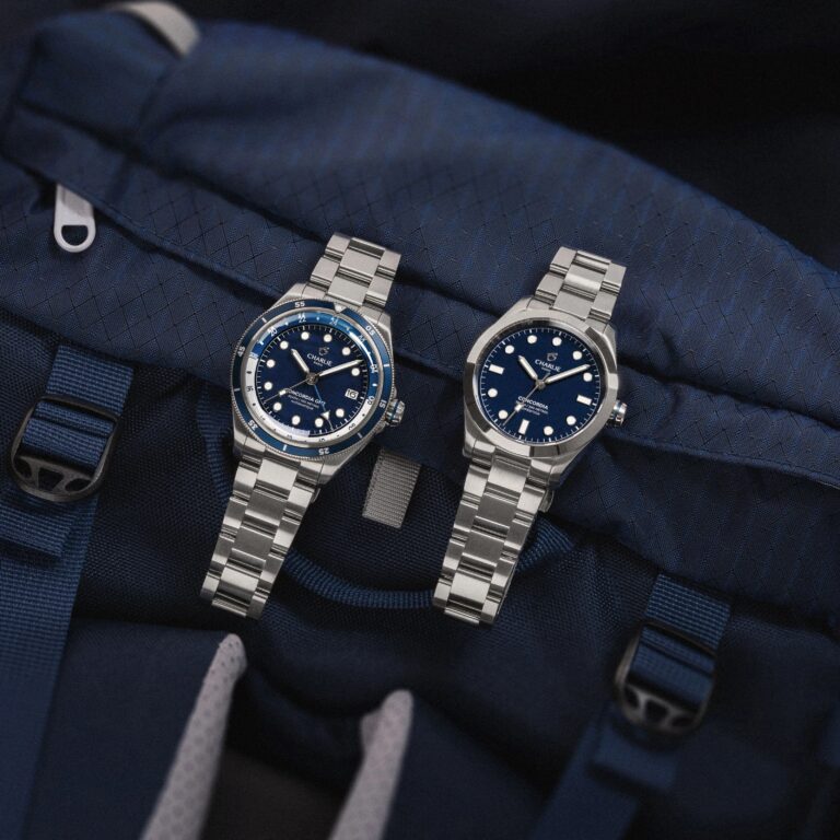 Deux Concordia GMT posées, versions bleue sur bracelet acier et sur bracelet cuir